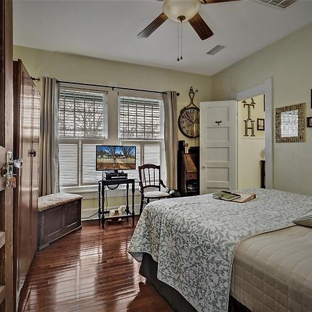Granbury Gardens Bed And Breakfast Δωμάτιο φωτογραφία